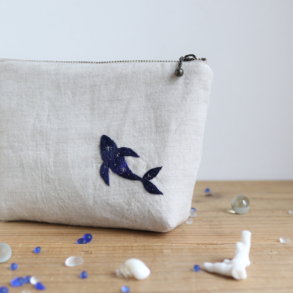 「クジラの宇宙」手刺繍リネンポーチ（18ｃｍ）【受注生産】 6枚目の画像