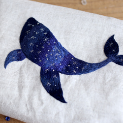 「クジラの宇宙」手刺繍リネンポーチ（18ｃｍ）【受注生産】 3枚目の画像