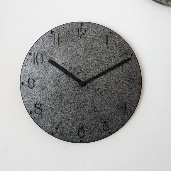 古塗装のモルタル掛け時計（Lead silver） 1枚目の画像
