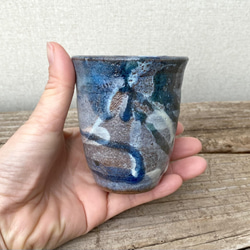 藁灰釉とコバルトの小さな陶コップ 1枚目の画像