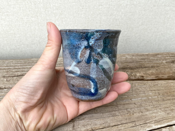 藁灰釉とコバルトの小さな陶コップ 1枚目の画像