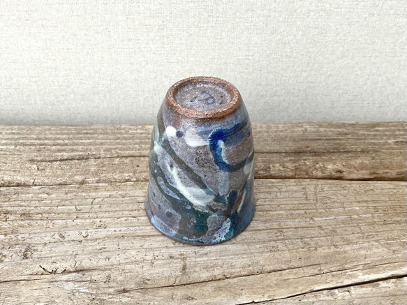 藁灰釉とコバルトの小さな陶コップ 8枚目の画像