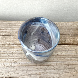 藁灰釉とコバルトの小さな陶コップ 5枚目の画像