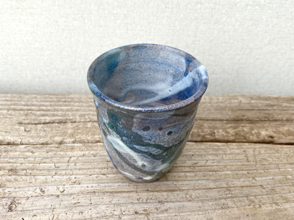 藁灰釉とコバルトの小さな陶コップ 6枚目の画像