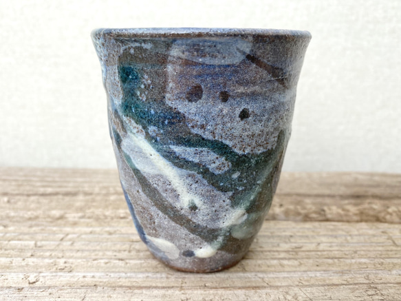 藁灰釉とコバルトの小さな陶コップ 4枚目の画像