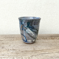 藁灰釉とコバルトの小さな陶コップ 2枚目の画像