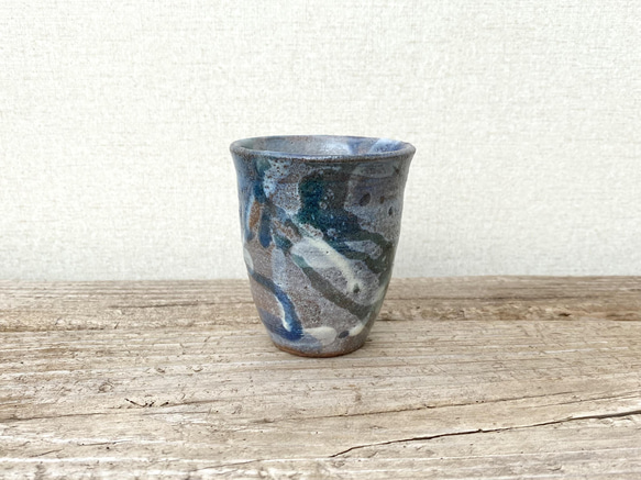 藁灰釉とコバルトの小さな陶コップ 2枚目の画像