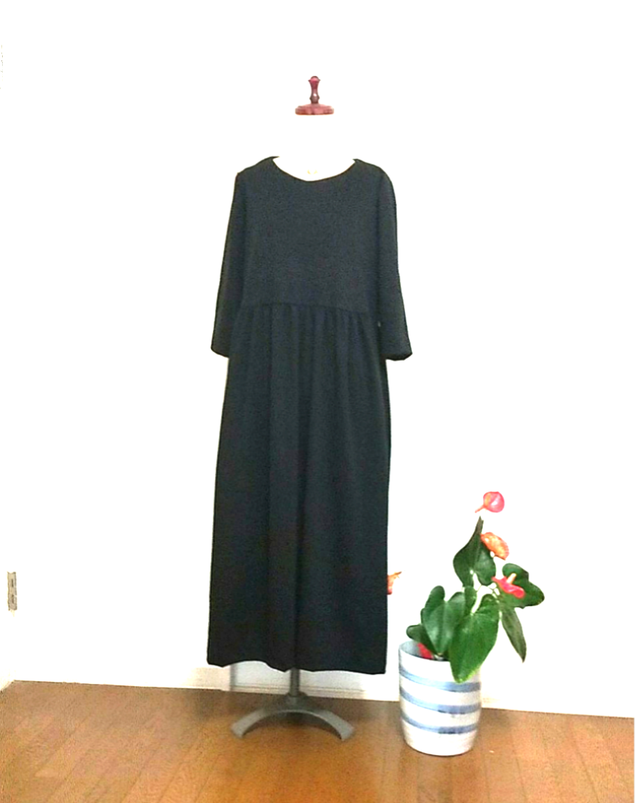 再販  黒のワンピース          フォーマルにも！