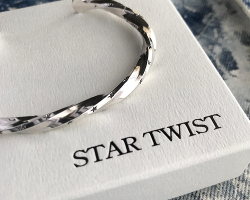 □SV950ツイストバングル／スモールスター幅4ミリ｜素材-シルバー950