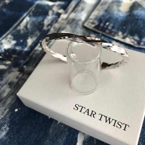 □SV950ツイストバングル／スモールスター幅4ミリ｜素材-シルバー950