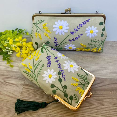 ミモザとマーガレットの刺繍がま口 通帳ケース がま口 sorairo 通販
