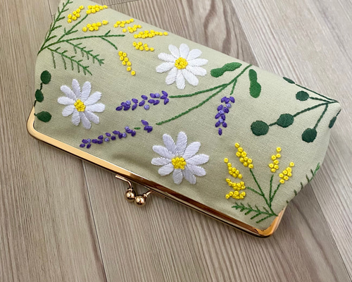 刺繍　がま口 新色追加！（両面刺繍）コスモス 二つ折の札が入る がま口薄型 カード