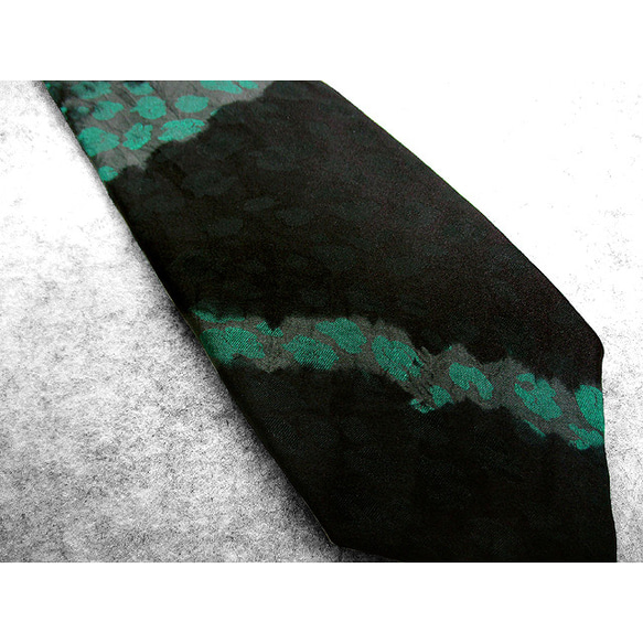 シルクネクタイ（レオパード模様織り）（斜め絞り染）（緑色　黒色） 6枚目の画像