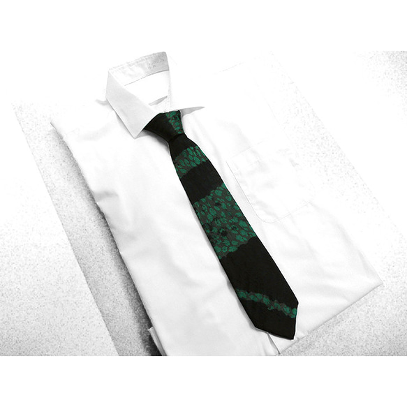 シルクネクタイ（レオパード模様織り）（斜め絞り染）（緑色　黒色） 5枚目の画像