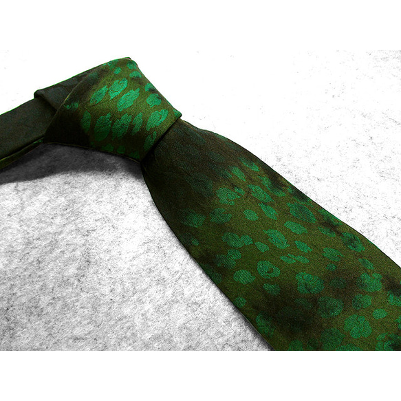 シルクネクタイ（レオパード模様織り）（絞り染）（黄緑色　黒色） 2枚目の画像