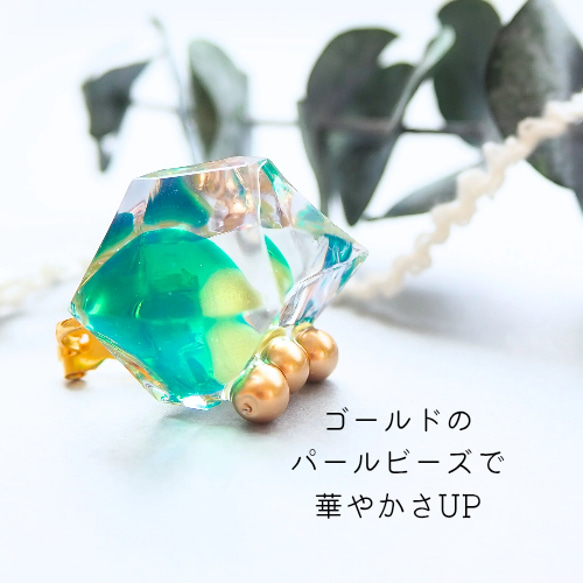 鉱石のカケラ グリーン×ゴールド イヤリング/ピアス＋イヤーカフセット  痛くない 軽い 綺麗 透明感 特集掲載 4枚目の画像