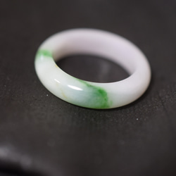 CR02 美品 20.5号 ミャンマー産 天然 白瓷 漂緑 本翡翠 リング 指輪 硬玉 くりぬき 誕生石 2枚目の画像