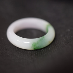 CR02 美品 20.5号 ミャンマー産 天然 白瓷 漂緑 本翡翠 リング 指輪 硬玉 くりぬき 誕生石 6枚目の画像