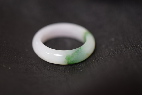 CR02 美品 20.5号 ミャンマー産 天然 白瓷 漂緑 本翡翠 リング 指輪 硬玉 くりぬき 誕生石 6枚目の画像