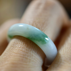 CR02 美品 20.5号 ミャンマー産 天然 白瓷 漂緑 本翡翠 リング 指輪 硬玉 くりぬき 誕生石 8枚目の画像