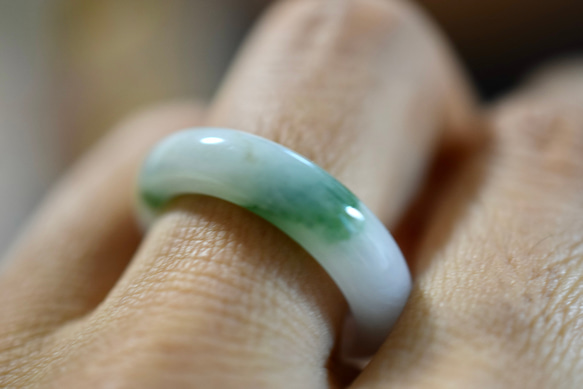 CR02 美品 20.5号 ミャンマー産 天然 白瓷 漂緑 本翡翠 リング 指輪 硬玉 くりぬき 誕生石 8枚目の画像