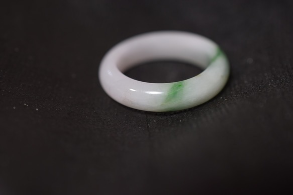 CR02 美品 20.5号 ミャンマー産 天然 白瓷 漂緑 本翡翠 リング 指輪 硬玉 くりぬき 誕生石 5枚目の画像