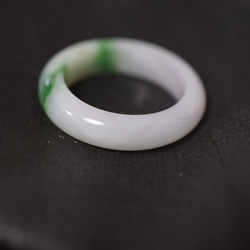 CR02 美品 20.5号 ミャンマー産 天然 白瓷 漂緑 本翡翠 リング 指輪 硬玉 くりぬき 誕生石 3枚目の画像