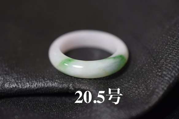 CR02 美品 20.5号 ミャンマー産 天然 白瓷 漂緑 本翡翠 リング 指輪 硬玉 くりぬき 誕生石 1枚目の画像