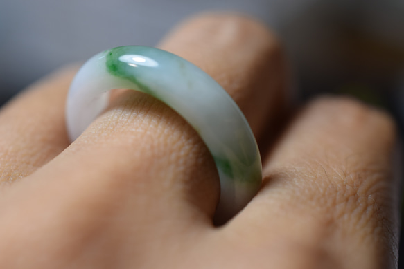 CR02 美品 20.5号 ミャンマー産 天然 白瓷 漂緑 本翡翠 リング 指輪 硬玉 くりぬき 誕生石 7枚目の画像
