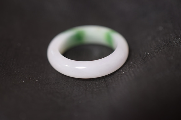 CR02 美品 20.5号 ミャンマー産 天然 白瓷 漂緑 本翡翠 リング 指輪 硬玉 くりぬき 誕生石 4枚目の画像