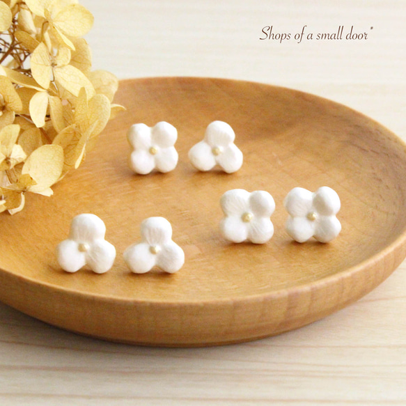 紫陽花 白アナベル*一粒陶ピアス/イヤリング 1枚目の画像