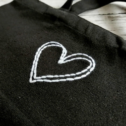 手刺繍の大きい白いハート　帆布のミニトートバッグ　黒　コットン　手提げ　ランチバッグ　Sサイズ 4枚目の画像