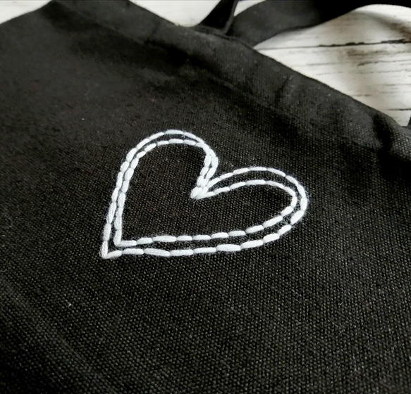 手刺繍の大きい白いハート　帆布のミニトートバッグ　黒　コットン　手提げ　ランチバッグ　Sサイズ 4枚目の画像