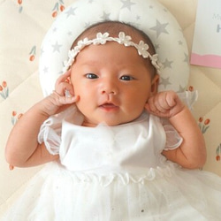 大人気♡ フラワーベビーカチューシャ ꕤ 新生児 赤ちゃん ベビーヘアバンド ニューボーン 月齢フォト ゴム かぎ針編み 10枚目の画像