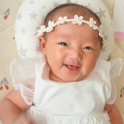 大人気♡ フラワーベビーカチューシャ ꕤ 新生児 赤ちゃん ベビーヘアバンド ニューボーン 月齢フォト ゴム かぎ針編み 9枚目の画像