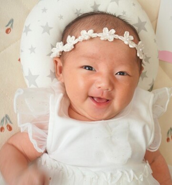 大人気♡ フラワーベビーカチューシャ ꕤ 新生児 赤ちゃん ベビーヘアバンド ニューボーン 月齢フォト ゴム かぎ針編み 9枚目の画像