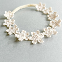 大人気♡ フラワーベビーカチューシャ ꕤ 新生児 赤ちゃん ベビーヘアバンド ニューボーン 月齢フォト ゴム かぎ針編み 3枚目の画像