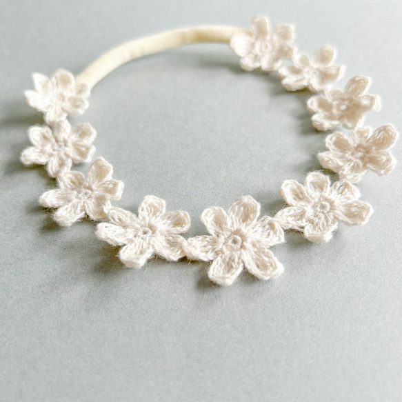 大人気♡ フラワーベビーカチューシャ ꕤ 新生児 赤ちゃん ベビーヘアバンド ニューボーン 月齢フォト ゴム かぎ針編み 3枚目の画像