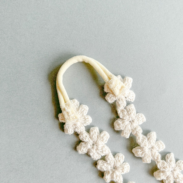 大人気♡ フラワーベビーカチューシャ ꕤ 新生児 赤ちゃん ベビーヘアバンド ニューボーン 月齢フォト ゴム かぎ針編み 4枚目の画像