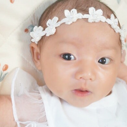 大人気♡ フラワーベビーカチューシャ ꕤ 新生児 赤ちゃん ベビーヘアバンド ニューボーン 月齢フォト ゴム かぎ針編み 6枚目の画像