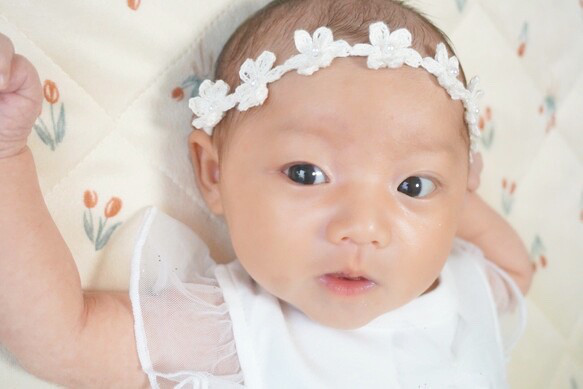 大人気♡ フラワーベビーカチューシャ ꕤ 新生児 赤ちゃん ベビーヘアバンド ニューボーン 月齢フォト ゴム かぎ針編み 6枚目の画像