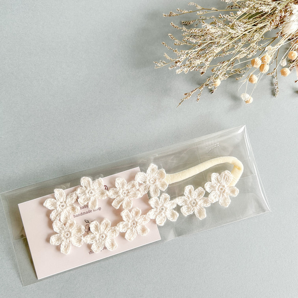 大人気♡ フラワーベビーカチューシャ ꕤ 新生児 赤ちゃん ベビーヘアバンド ニューボーン 月齢フォト ゴム かぎ針編み 5枚目の画像