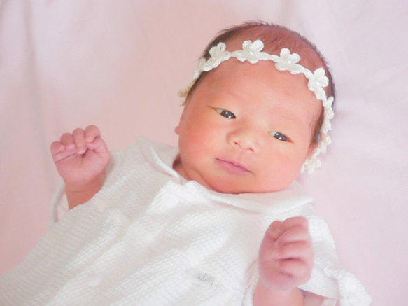 大人気♡ フラワーベビーカチューシャ ꕤ 新生児 赤ちゃん ベビーヘアバンド ニューボーン 月齢フォト ゴム かぎ針編み 7枚目の画像