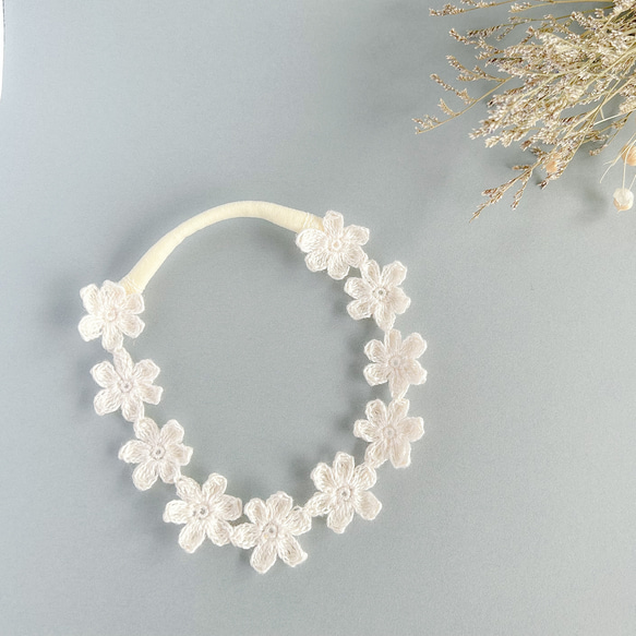 大人気♡ フラワーベビーカチューシャ ꕤ 新生児 赤ちゃん ベビーヘアバンド ニューボーン 月齢フォト ゴム かぎ針編み 1枚目の画像