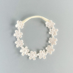 大人気♡ フラワーベビーカチューシャ ꕤ 新生児 赤ちゃん ベビーヘアバンド ニューボーン 月齢フォト ゴム かぎ針編み 2枚目の画像