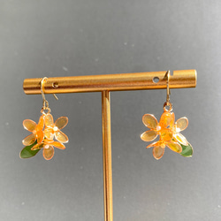 ハンドメイド 青とオレンジの花柄ピアス ハンドメイド 青とオレンジの花柄ピアス ハンドメイド 青と