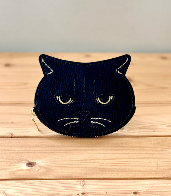 《Creema限定》猫好きが作ったイカ耳猫の小銭入れ　黒猫オコ顔　内革黄緑色　淡色黄色の目　送料無料　手縫い本牛革 1枚目の画像