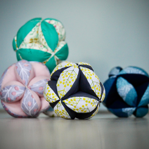 赤ちゃんのはじめてのボール キッキングボール (ミモザ x グレー) 鈴