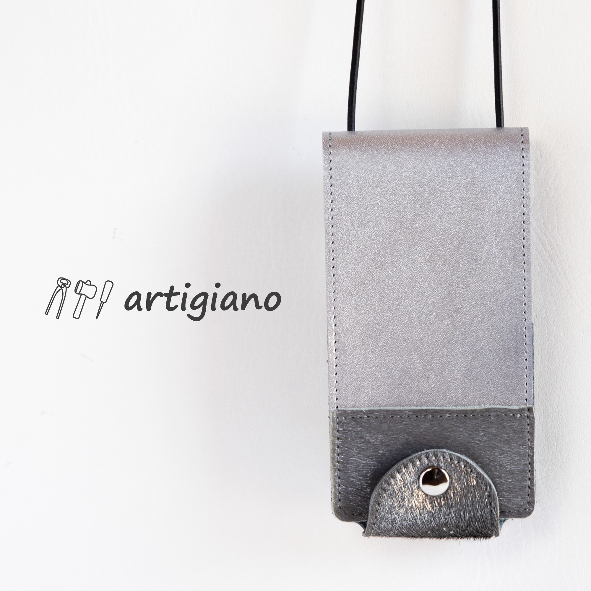 【名入れ対応可能】本革スマホショルダー　シルバー×箔　スマホケース　iPhone16　ヌメ革　apo-22hh