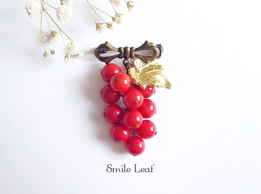 赤珊瑚の葡萄ブローチ